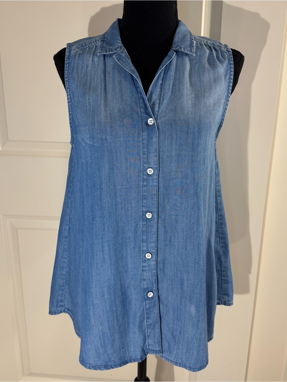 beachlunchlounge Sleeveless Tencel Denim Button-Down Top - Blue Small - Picture 2 of 10